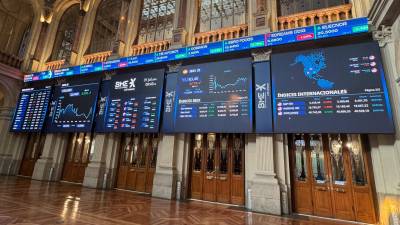 Paneles y monitores muestran la evolución de la Bolsa española, este miércoles en Madrid. Foto: EFE