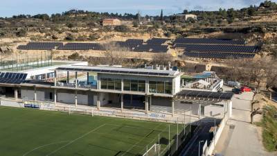 Imagen de la planta solar en el camp de futbol municipal. Foto: Joan Revillas