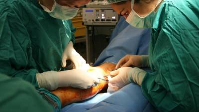 Las intervenciones quirúrgicas de prótesis de rodilla cuestan de media 6.000 euros por paciente, cantidad que sufraga la sanidad pública. Foto: ics