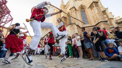 Los más madrugadores pudieron ver de cerca los bailes. foto:Àngel Ullate