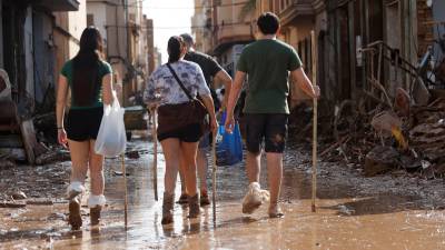 En este servicio gratuito también se puede pedir ayuda para buscar información y abordar cualquier problema relacionado con la DANA. Foto: EFE