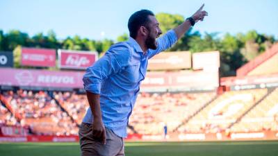 El entrenador del Nàstic, Dani Vidal, dando indicaciones en la banda del Nou Estadi. Foto: Marc Bosch