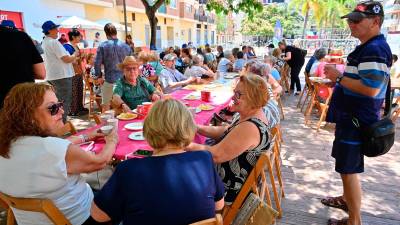 Un instante del vermut de los vecinos de Mas Magrané. Foto: Alfredo González