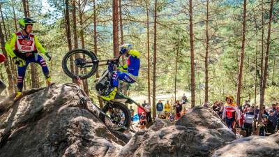 Adam Raga, en una de las zonas de Ripoll subido a su Sherco. foto: cedida