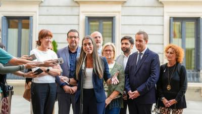 La diputada de Junts per Catalunya Míriam Nogueras i Camero ofrece una rueda de prensa junto a sus compañeros en la entrada del Congreso de los Diputados tras el pleno celebrado este martes en Madrid. Foto: EFE