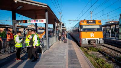 Trenes y trabajadores en la estación de Sant Vicenç de Calders