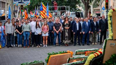 La direcció de Junts, encapçalada per Laura Borràs i Jordi Turull, fent l’ofrena floral al monument a Rafael Casanova de Barcelona. Foto: ACN