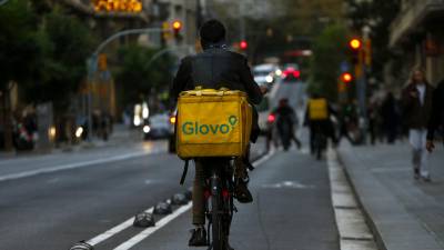 Imagen de un repartidor de Glovo. Foto: EFE