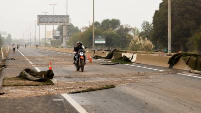 Multiples personas transitan por la CV-36 entre Valencia y Paiporta cuando el tráfico se encuentra cortado en gran parte de las carreteras de la provincia. Foto: EFE