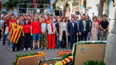 Una delegació d’ERC, fent l’ofrena floral al monument a Rafael Casanova de Barcelona. Foto: ACN