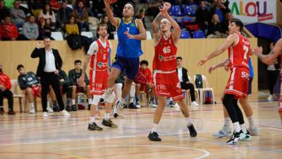 Alaminós penetra a canasta en el duelo ante el Benicarló. foto: alba mariné