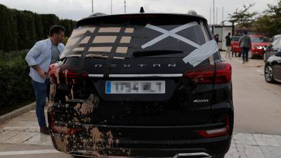 Imagen del estado en que quedó el coche donde viajaba Pedro Sánchez. Foto: EFE