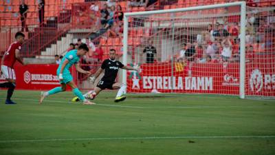 Alberto Varo realiza una parada durante la pasada temporada en el Nou Estadi. Foto: Nàstic