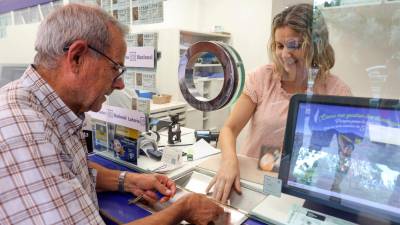 La ventanilla de La Pastoreta, a donde se acercan algunos compradores. Foto: Alba Mariné