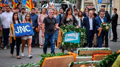 La direcció de Junts, fent l’ofrena floral al monument a Rafael Casanova de Barcelona. Foto: ACN