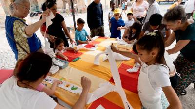 Xiquets en un dels tallers de pintar bandes, a la plaça dels Dolors, durant la dotzena edició d’ArtXibarri. Foto: J. Revillas