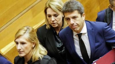 El president de la Generalitat, Carlos Mazón, y la vicepresidenta Susana Camarero, salen tras el pleno de este viernes en el que Mazón rinde cuentas de lo que hizo el 29 de octubre y explica cómo va a remodelar la estructura de su Gobierno para adaptarla a la reconstrucción. Foto: EFE