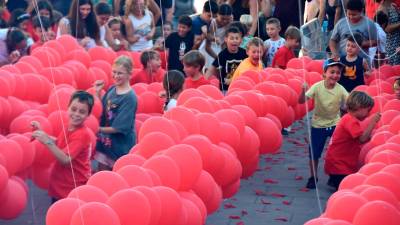 Uno de los momentos de la globotada infantil que tuvo lugar ayer en la plaza del Escorxador. Foto: Anna F. / Aj. Torredembarra