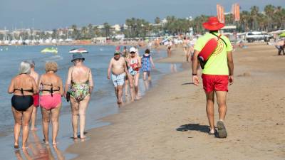 Un socorrista, en una imagen de archivo, vigila una playa de Salou. foto: Àngel Ullate