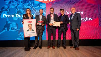 Raquel Fortes, Eduard de las Heras, Oriol Alcoba, Josep Pallarès y Roc Muñoz durante la entrega del premio. Foto: Marc Bosch