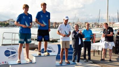 Iker Múgica subió a lo alto del podio en ILCA 4; le acompañó Javier Megía (izq.) . Foto: club nàutic cambrils