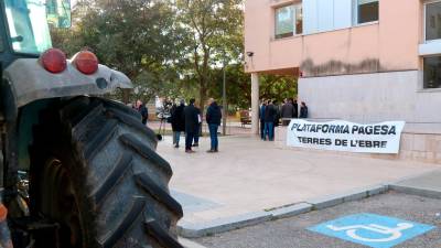 Concentració de pagesos i tractors davant del jutjat d’Amposta. Foto: ACN