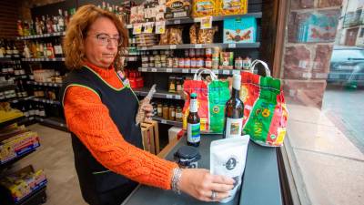 A l’Agrobotiga de Prades es comercialitzen els productes que s’elaboren a la cooperativa, com patates, avellanes, vins o cervesa. FOTO: Marc Bosch