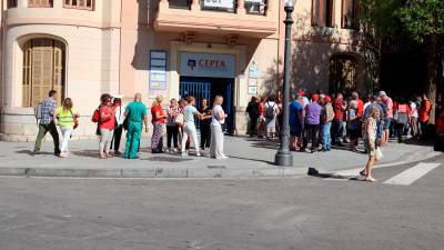 Concentración frente a CEPTA en Tarragona para exigir la reducción de la jornada laboral. Foto: ACN