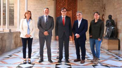 El presidente de la Generalitat, Salvador Illa, con el conseller de Empresa y Trabajo, Miquel Sàmper, la consellera de Territorio, Sílvia Paneque, y dos representantes del sector de los campings, en la reunión de este martes. Foto: ACN