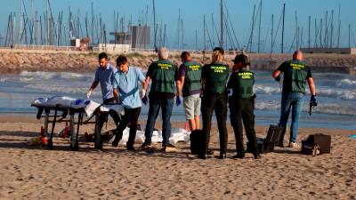 Agentes de la Benemérita en la playa de Calafell, lugar en el que ha aparecido un cadáver. Foto: ACN