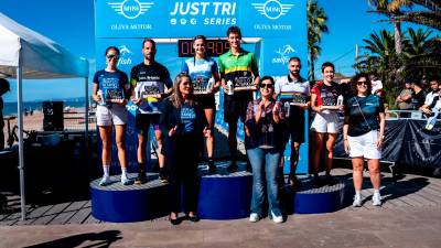 Podio conjunto de las categorías masculina y femenina. foto: running solutions