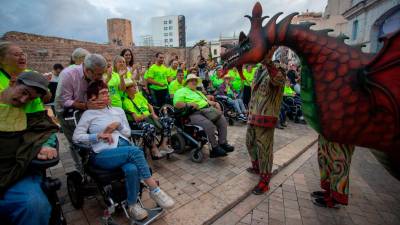 El Drac Petit, con los miembros de Festa per a Tothom. Foto: Marc Bosch