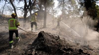 Durant la tarda de dijous, els Bombers mantindran el dispositiu repassant el perímetre. Foto: ACN