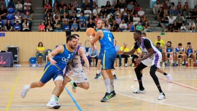 El jugador Víctor Aguilar buscando el desmarque para recibir el pase de Oliver Bieshaar. foto: alba mariné