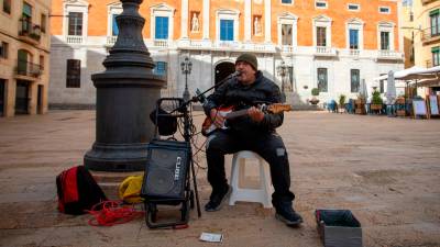 D-James viu a Reus, però cansat de no poder tocar la guitarra als seus carrers, sovint va a Tarragona, on l’activitat està regulada. FOTO: Marc Bosch