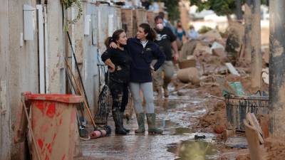 Voluntarios y vecinos trabajan para despejar una calle de Paiporta. Foto: EFE/Manuel Bruque