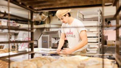 Xavi Pàmies fill, a l’obrador de Zero Gluten ADN Sistaré, situat dins del Mercat Central de Reus. Foto: Alba Mariné