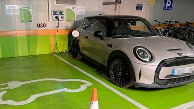 Un coche conectado en el interior de uno de los aparcamientos de la red de Reus Mobilitat i Serveis, cargándose. foto: alfredo gonzález