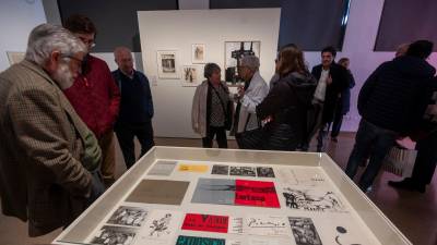 L’artista Jaume Rocamora observa la mostra dedicada a Frederic Mauri, que va obrir portes ahir al Museu de Tortosa. Foto: J. Revillas