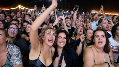 Los fans de la primera fila siguiendo el concierto. Foto: Alba Mariné