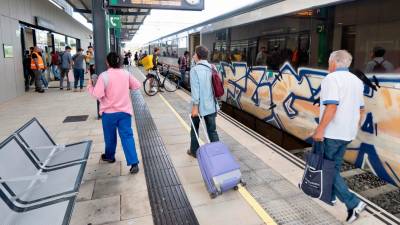 Usuarios llegando a la estación de L’Hospitalet de l’Infant. Foto: Juan Revillas