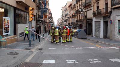 Los Bombers trabajando en un edificio con riesgo de derrumbamiento en la calle Unió de Tarragona. Foto: ACN