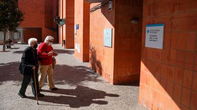 El aspecto que muestra actualmente la entrada al dispensario médico del barrio Gaudí, que vuelve a estar activo desde el 9 de enero. Foto: Alba Mariné