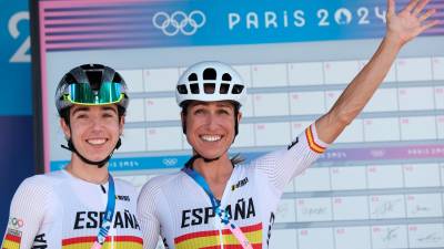 Mavi y Mireia Benito antes de la prueba de ciclismo en ruta. Foto: EFE