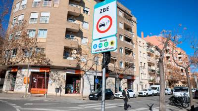 Una de les senyals que informa de la Zona de Baixes Emissions, ubicada a l’avinguda de Països Catalans. FOTO: Alba Mariné