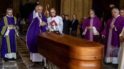 Queraltó, de blanco, al lado del arzobispo Planellas, durante el funeral de Miquel Barbarà. Foto: Àngel Ullate