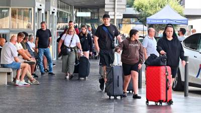 Las puertas de la terminal del Aeropuerto de Reus llenas de turistas. Foto: Alfredo González