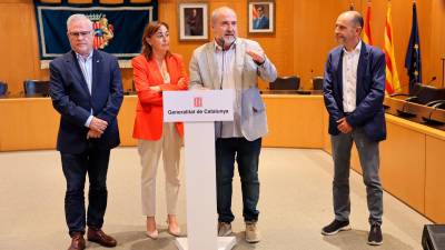 La consellera Silvia Paneque entre el alcalde de Salou, Pere Granados, (izquierda) y el de Cambrils, Alfredo Clúa (derecha). foto:alba mariné