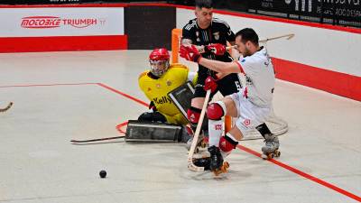 Sergi Aragonès, bloqueado por un rival. El Benfica noqueó al Reus Deportiu en la Champions foto: ALFREDO GONZÁLEZ