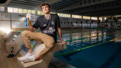 Carles Coll Martí, con su oro, en la piscina del CN Tàrraco donde empezó a nadar. FOTO: Àngel Ullate